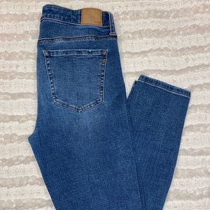 Aero High Rise Distressed Jegging